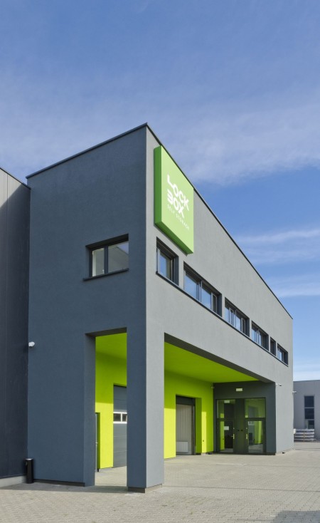 Nieruchomości gruntowe z obiektami biurowo - magazynowo - produkcyjnymi -  Dąbrowa  -
Zdjęcie nr 10